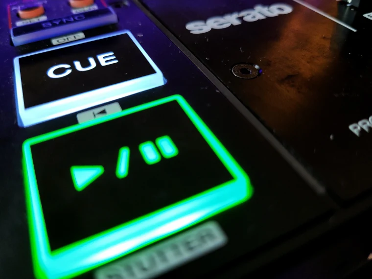 CUE-Taste am DJ-Controller