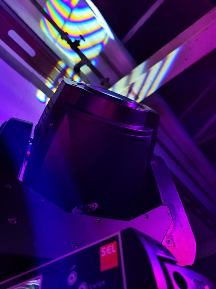 Moving Head in violettem Licht
